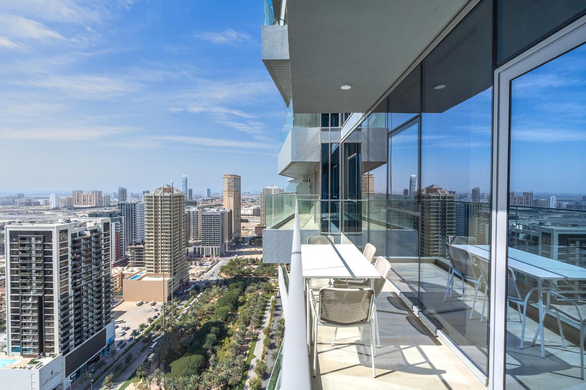 Beautiful Views From 30th Floor & 2bd & Peaceful & Spacious