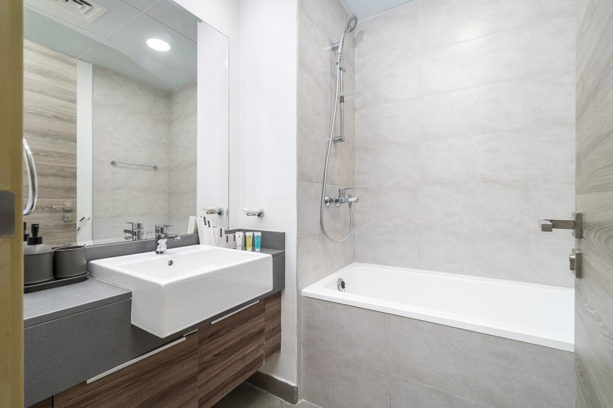 Apartment Beautiful Views From 30th Floor & 2bd & Peaceful & Spacious