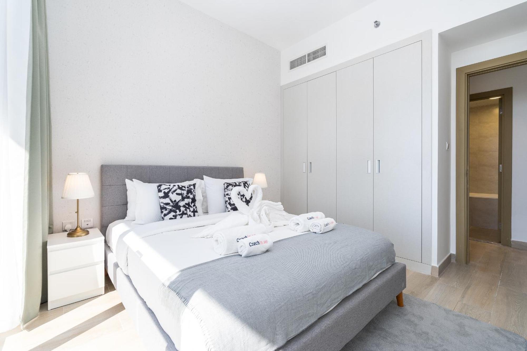 Beautiful Views From 30th Floor & 2bd & Peaceful & Spacious Apartment *